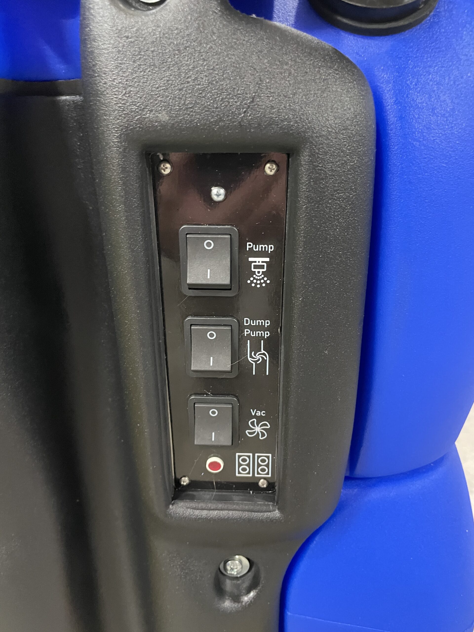 A close up of a US Products Neptune 1200PSI Multi Surface Cleaner w/ Revolver High Pressure Tool $ 25' Hoses NEW motorcycle with a button on it.